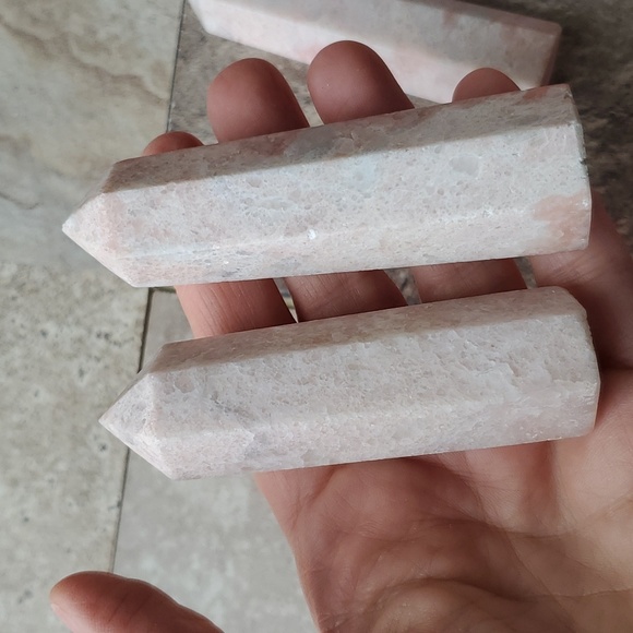 Mel- One pink jade crystal tower chosen at random - Picture 2 of 3